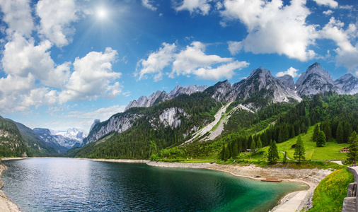 阿尔卑斯山夏季湖晴朗全景