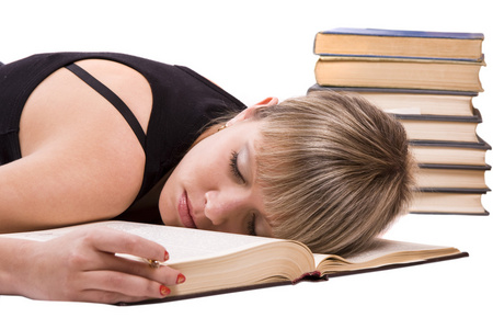 学生睡在书上