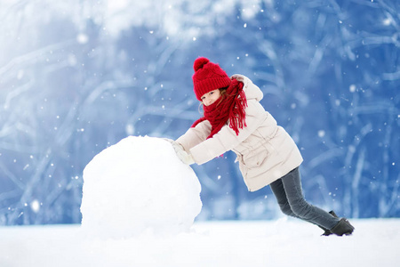 小女孩制作雪人
