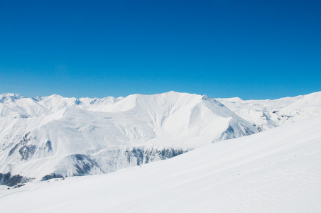 冬天大雪下的高山