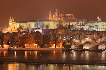 夜多彩布拉格哥特式城堡，查理大桥，捷克共和国