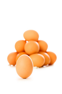 许多鸡蛋是白色的