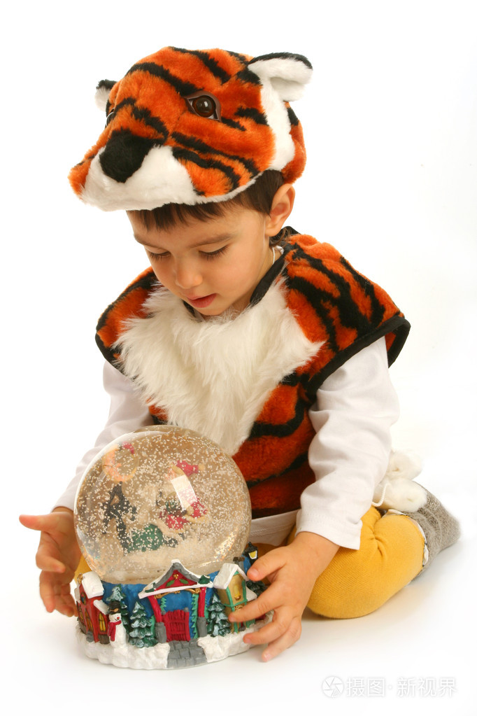 穿着奇装异服的小男孩