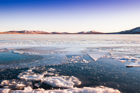 美丽的冬天景观湖上的雪和冰