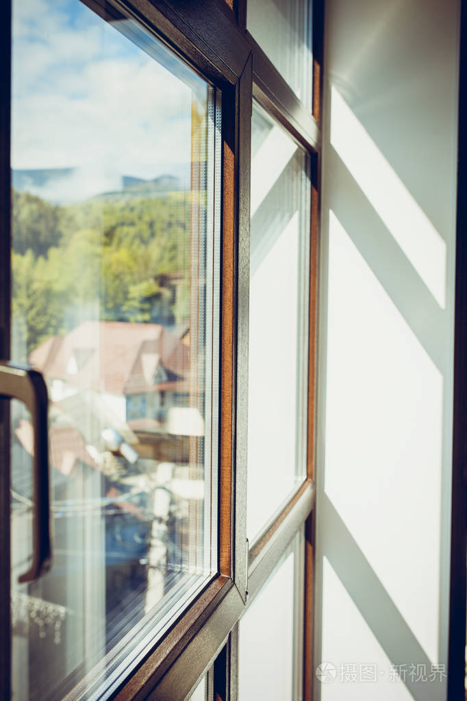 阳光透过窗户在早上.前面的背景