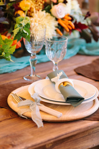 完美 浪漫 设计概念。庆祝婚礼用刀子和叉子绑的 lilar 薄织带 套板 两个高审美酒杯的整洁 fltatware