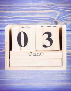 6 月 3 日.6 月 3 日在木制的多维数据集的日历上的日期