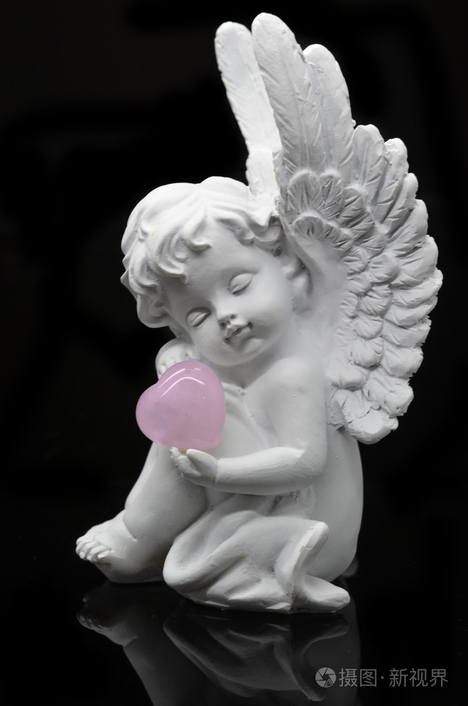 美丽的白色天使与玫瑰石英的心