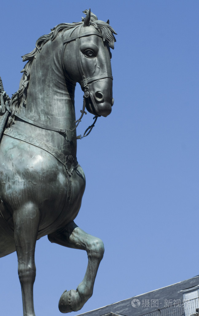 马雕像