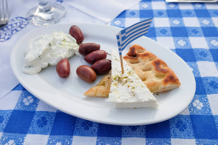 传统的希腊 Meze 与橄榄 酸奶汁 奶酪和面包