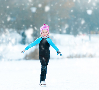 滑冰的小女孩照片