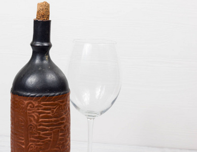 黑瓶酒和 wneglass 上的木制的背景