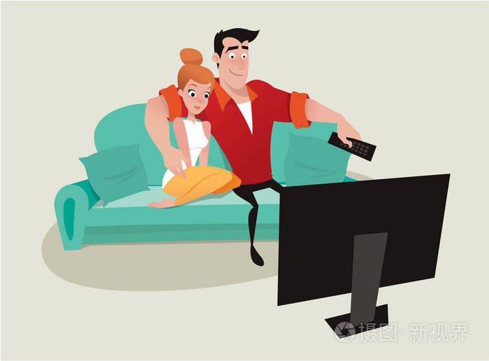 在沙发上看电视的情侣
