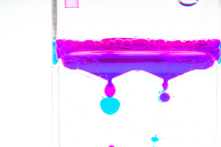 油与水混合的彩色气泡