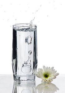 一杯泼水和鲜花