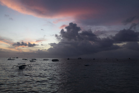 印尼巴厘岛努沙蓝梦海滩日落