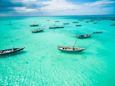 美丽的海景，与明确海洋渔船