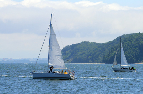 两艘帆船漂浮在海面上图片