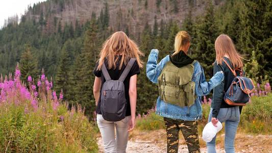 女孩的旅行者。三个朋友一起旅行