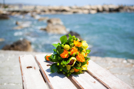 选择性聚焦拍摄的美丽婚礼花束上的大海背景