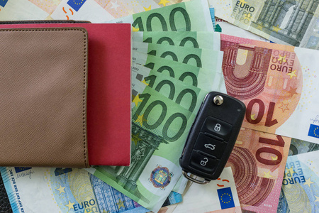 在一大堆的欧元纸币作为汽车金融概念上的车钥匙