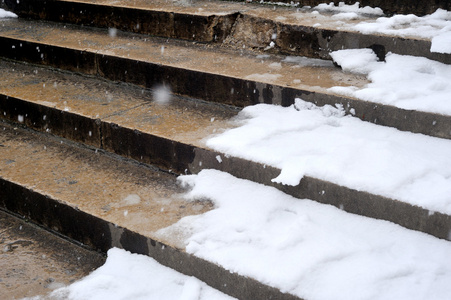 巴黎楼梯上的雪