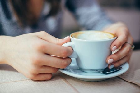 杯子，咖啡中的女人的手的特写