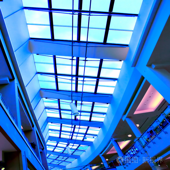 抽象的蓝色几何天花板