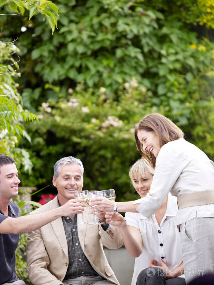 在花园里家人欢聚的场合