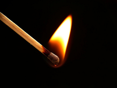 点亮的火柴图片