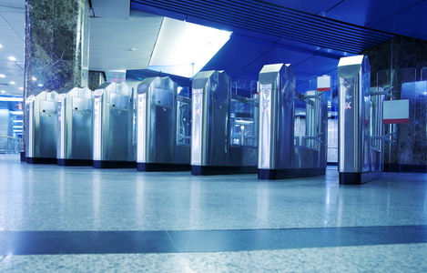 地铁站的旋转门照片