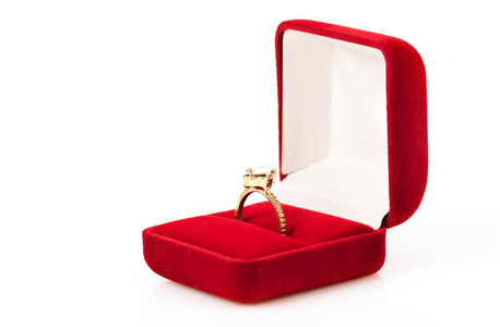 红色礼品盒结婚戒指