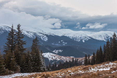 暴风雨前的雪山