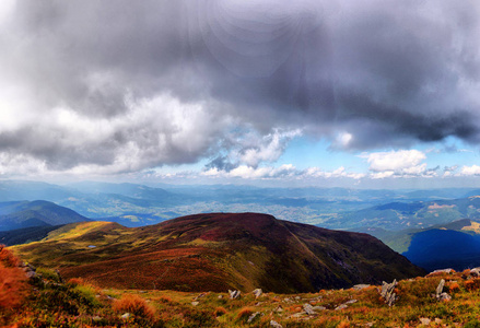 arpathian 山秋季景观与蓝蓝的天空和云彩，n