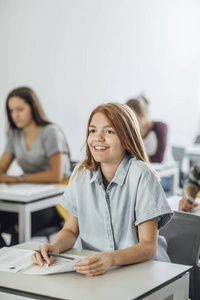 高中学生做考试图片