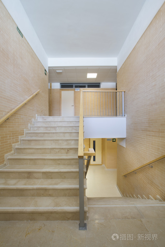 现代的公立学校楼梯