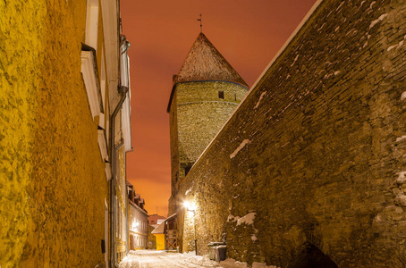 中世纪的塔楼和老爱沙尼亚首都塔林的街道