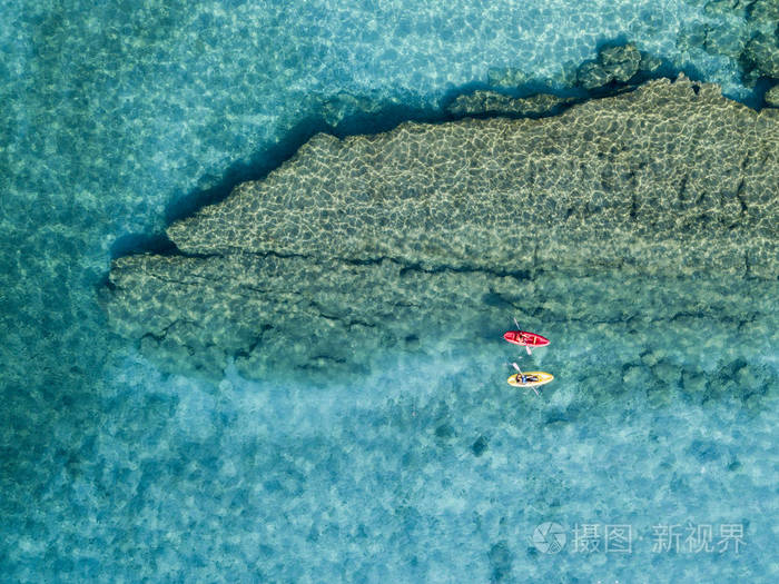 独木舟上透明的海上漂浮的水的鸟瞰图.泳客在海上.