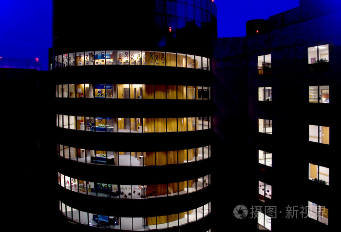 夜间办公大楼照片-正版商用图片00hwno-摄图新视界