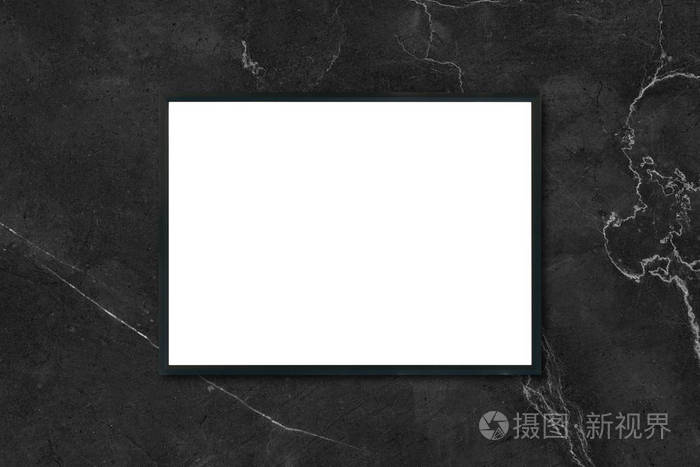 小样在房间里的黑色大理石墙上挂着的空白海报图片框架   可以使用的样机蒙太奇产品显示和设计关键的视觉布局