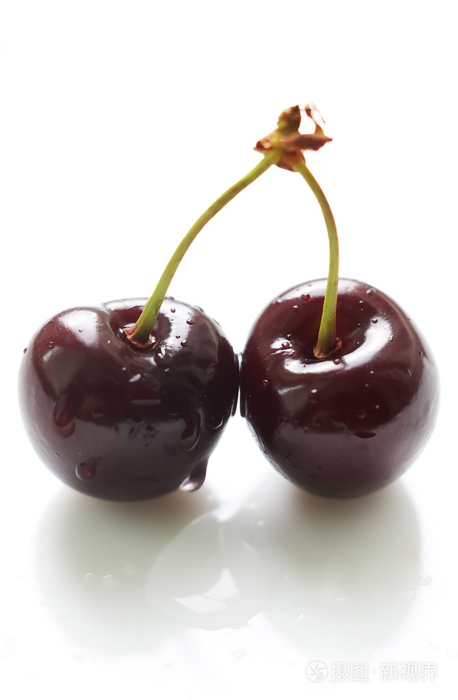 两颗白樱桃
