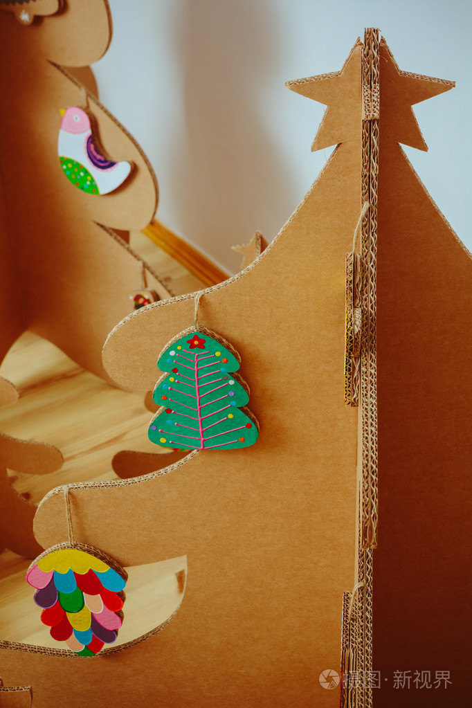 圣诞树的纸箱新的一年