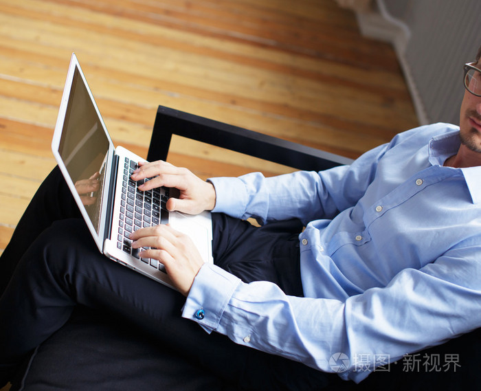 英俊的业务人使用计算机