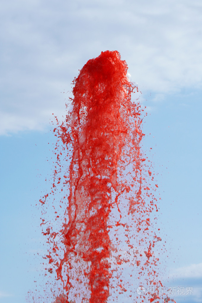 从喷泉喷出的红水