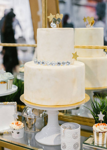 经典层婚礼蛋糕与白色陶瓷基座上的水晶装饰