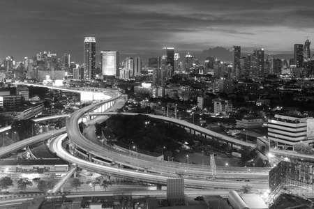 鸟瞰图公路交叉口和市市中心背景，泰国曼谷