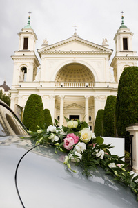 婚礼车和教堂
