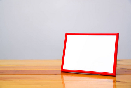 与复制空间，图片 m 木制的桌子上的空红色相框