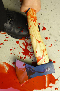 脚谋杀男人的脚和手拿着斧头在血泊中照片