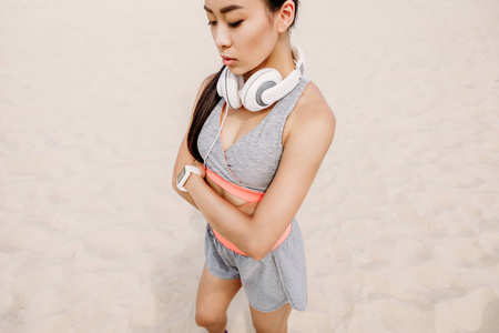 亚洲女运动员戴着耳机